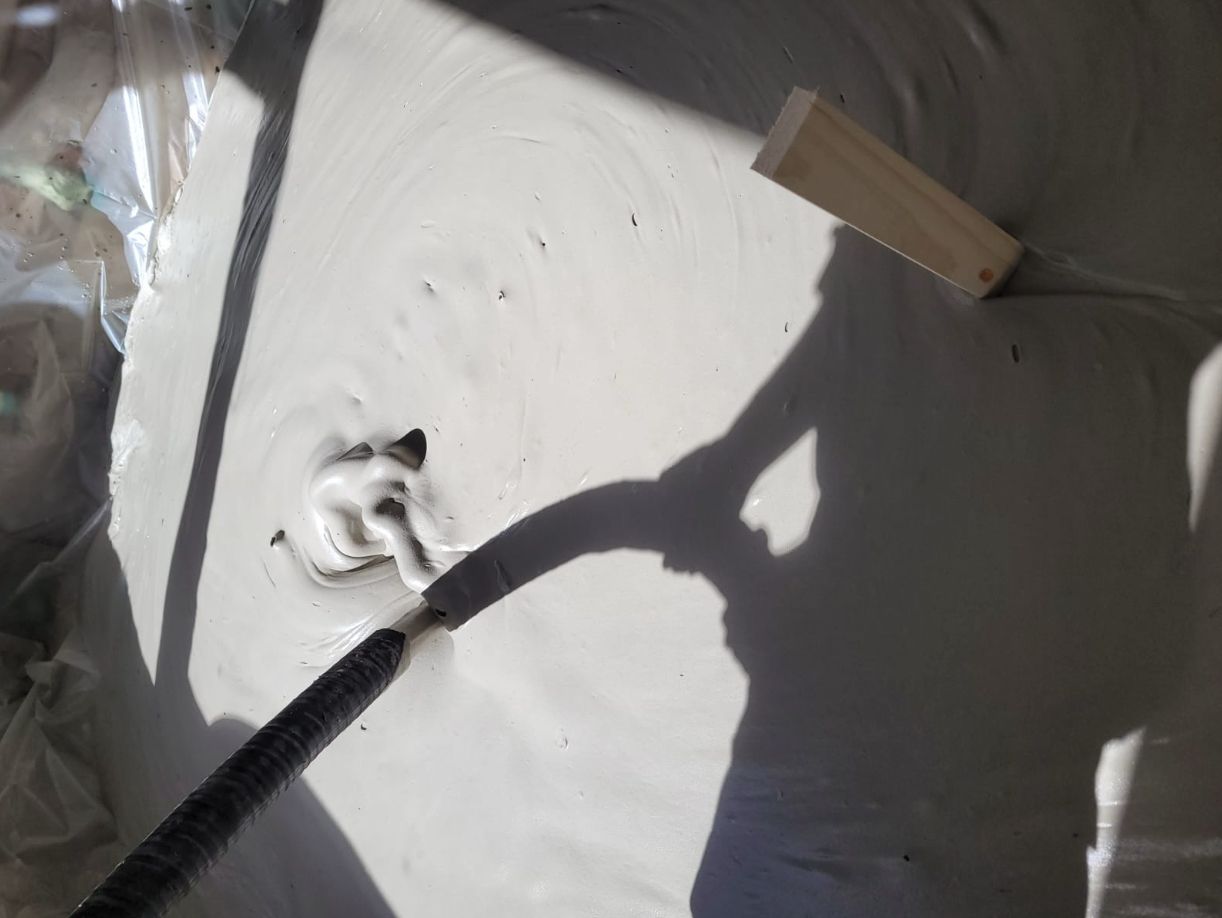 Vloerverwarming-leidingwerk net gelegd in een woonkamer, klaar voor afwerking